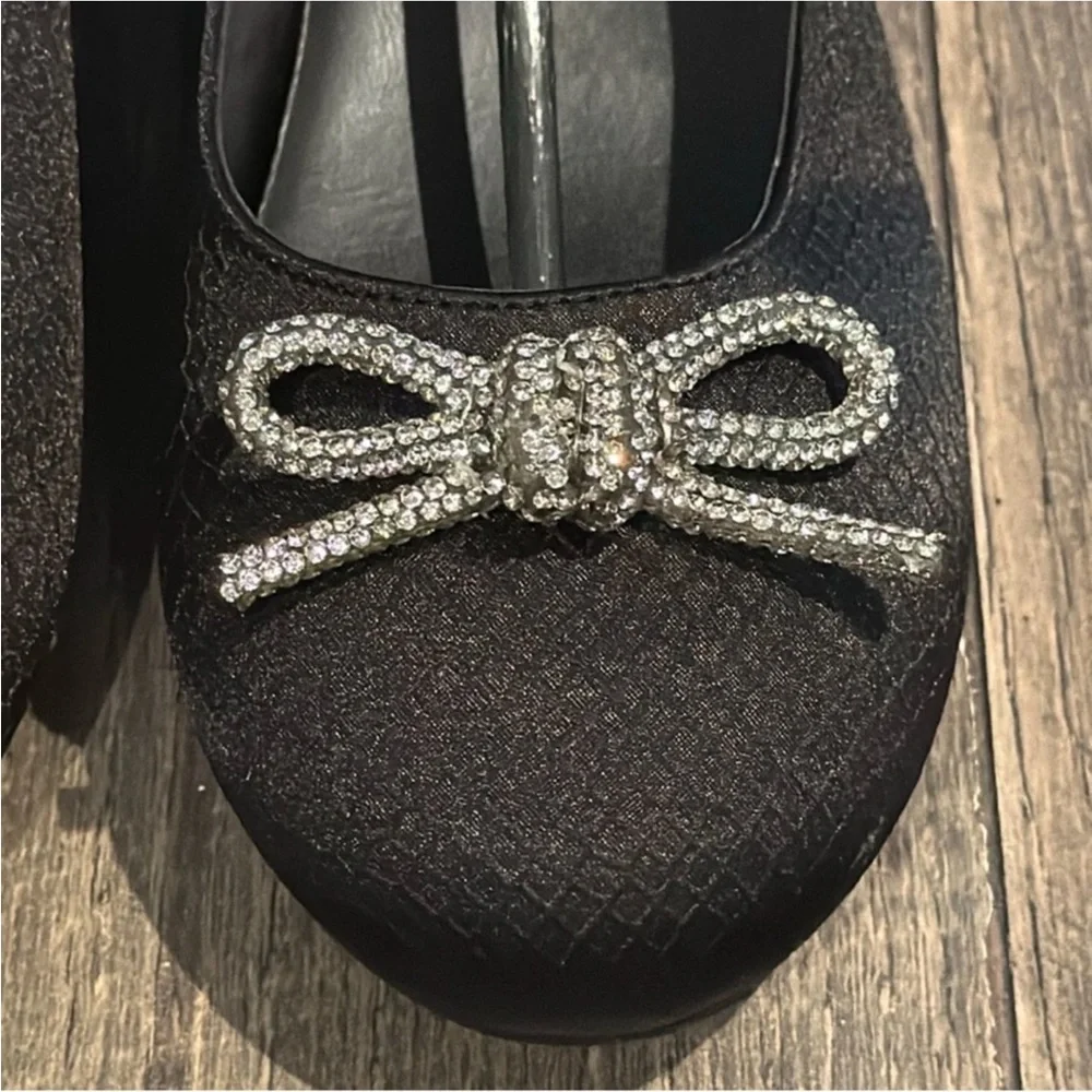 New authentic Vince Camuto girls black dress shoes sz 3 display